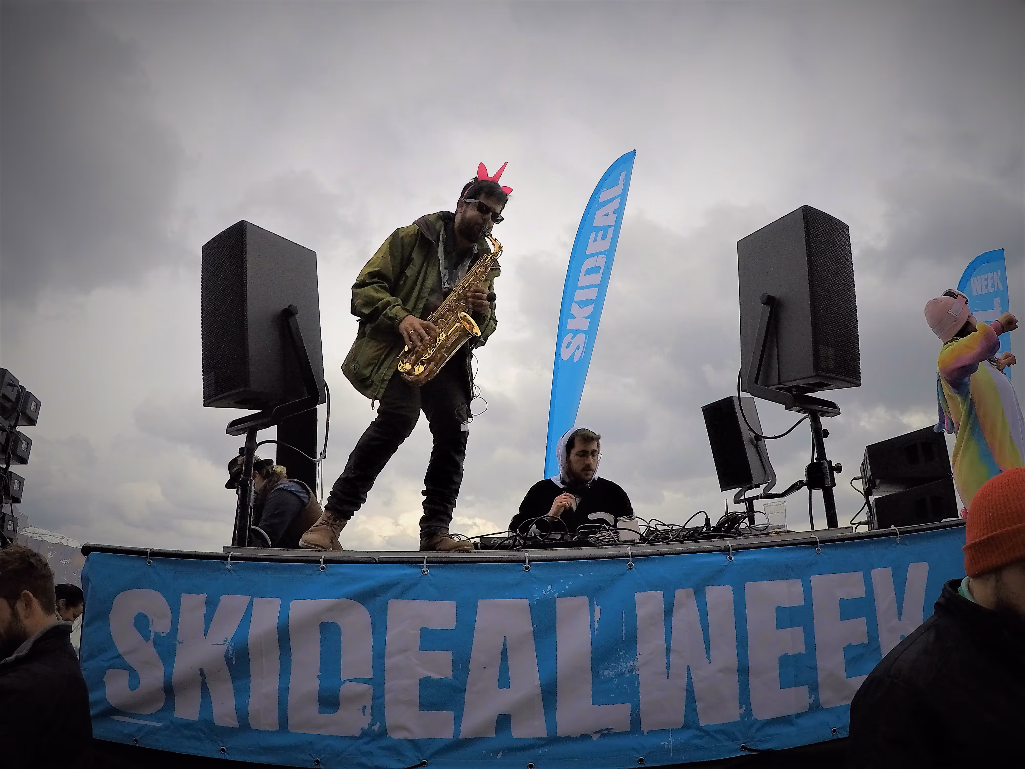קהל רוקד במסיבה עם NOYZ