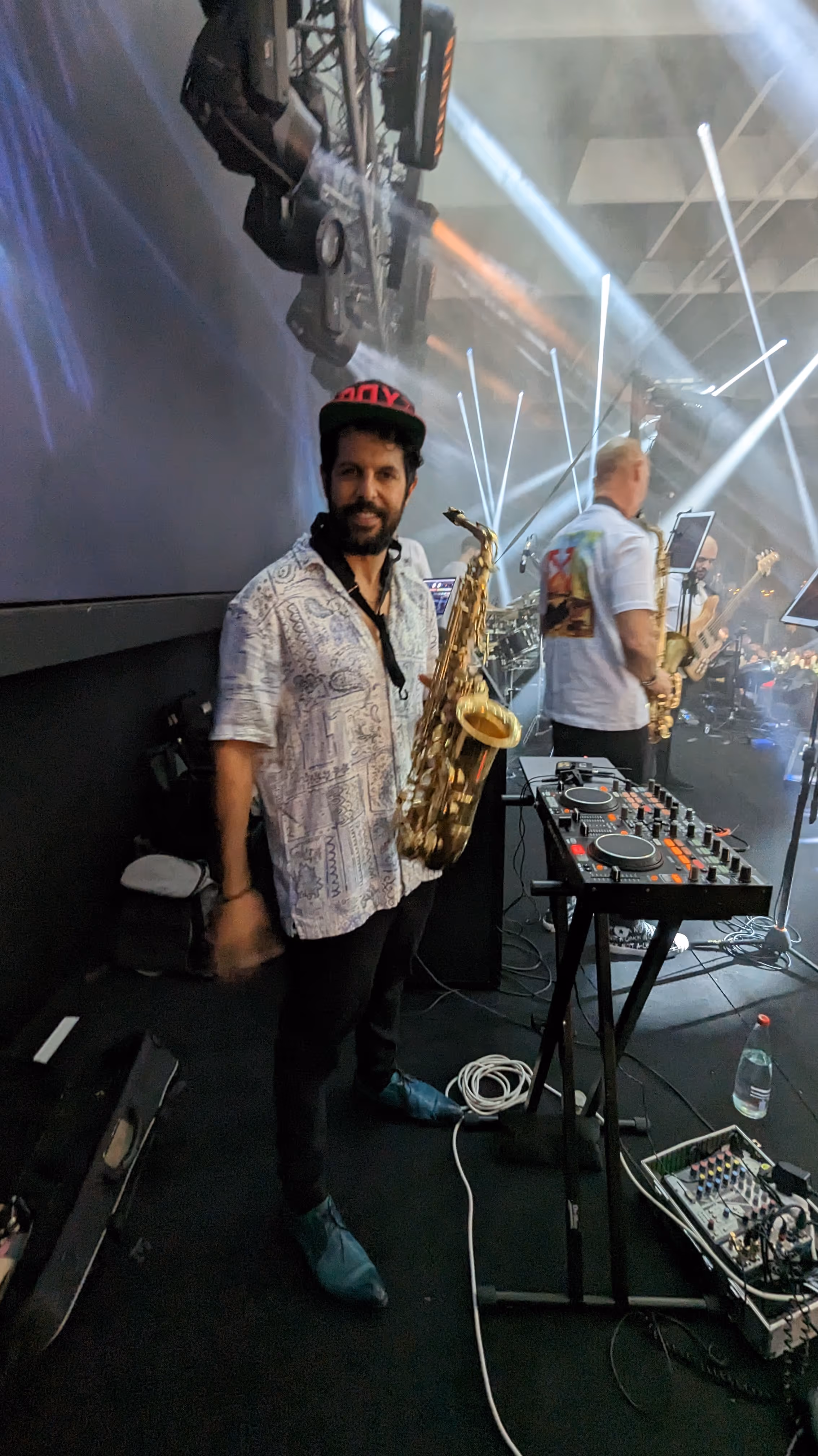 NOYZ מופיע מול קהל